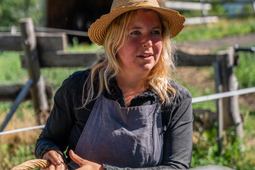 © Julie vous présente la petite  ferme d'avant - Alpes Photographies