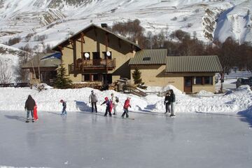 © Patinoire naturelle d'Arsine - @GîtelePasdeL'Ane