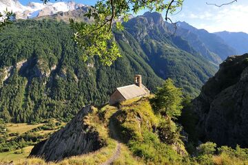 © La Chapelle de Notre-Dame de Bon Repos surplombant la vallée - La Grave - @Sylvain Enten