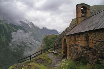 © Une invitation à la contemplation sur le banc de La Chapelle de Notre-Dame de Bon Repos - La Grave - @Commune de La Grave